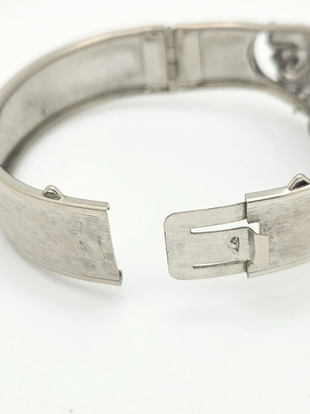 Vintage Silver Tone MCM Leaf & Feather Hinged Bangle Bracelet - Textured